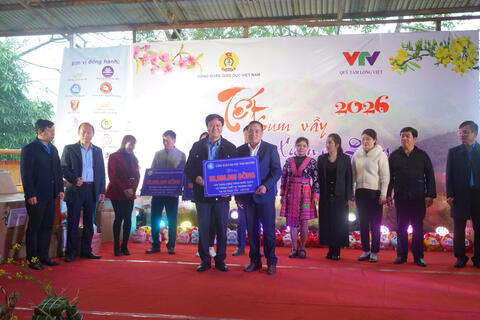 VV88 🎖️ Link Trang Chủ Nhà Cái VV88 Cá Cược Thể Thao góp sức mang xuân ấm đến thầy trò vùng cao tại Trạm Tấu
