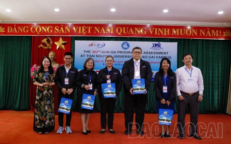 image3 Phân hiệu VV88 🎖️ Link Trang Chủ Nhà Cái VV88 Cá Cược Thể Thao tại Lào Cai tặng quà lưu niệm các chuyên gia..jpg