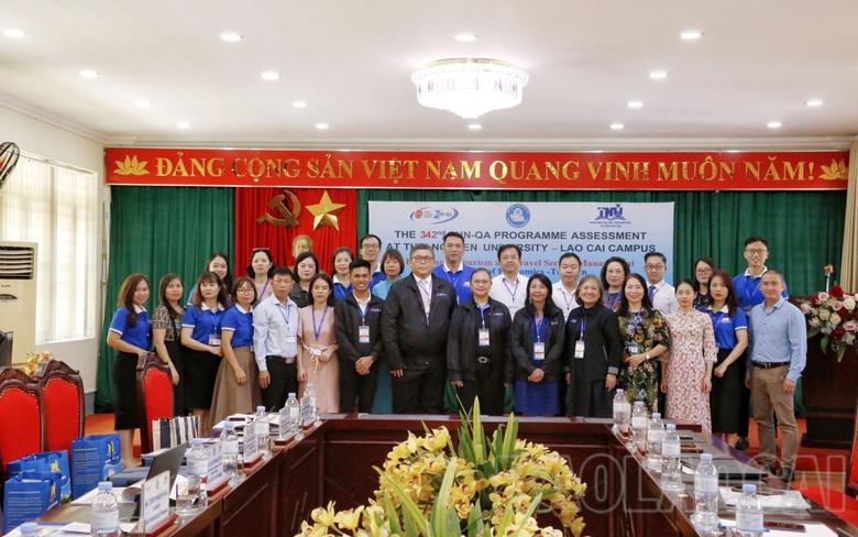image2 Đoàn chuyên gia chụp ảnh lưu niệm cùng đội ngũ lãnh đạo, giảng viên Phân hiệu VV88 🎖️ Link Trang Chủ Nhà Cái VV88 Cá Cược Thể Thao tại Lào Cai..jpg