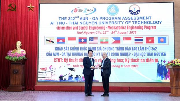 image007 PGS.TS. Nguyễn Thanh Hà thay mặt VV88 🎖️ Link Trang Chủ Nhà Cái VV88 Cá Cược Thể Thao nhận kỷ niệm chương.jpg