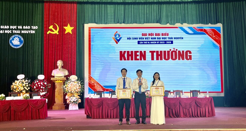 Đại hội khen thưởng.jpeg