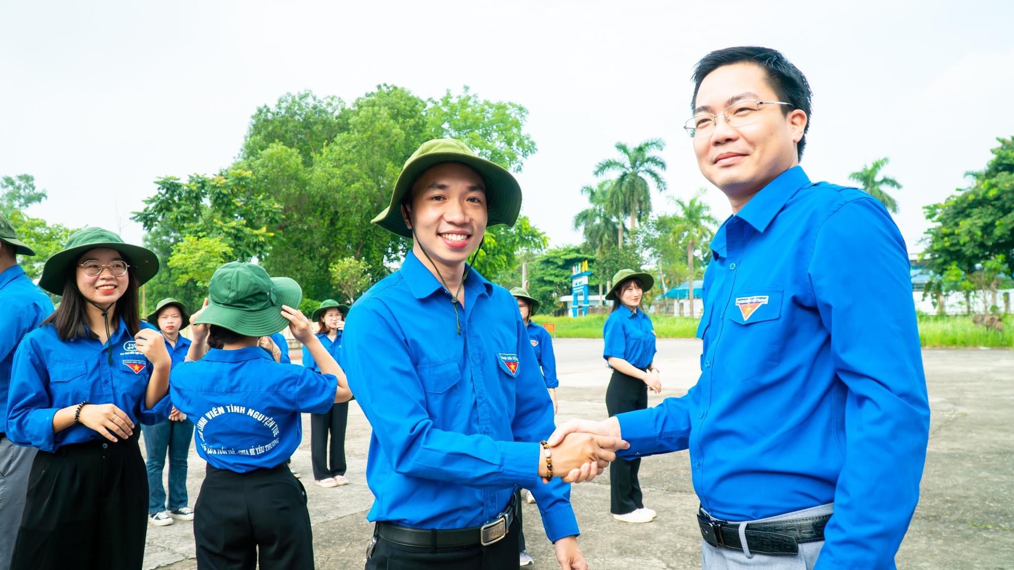 Đại biểu trao mũ tình nguyện.jpg