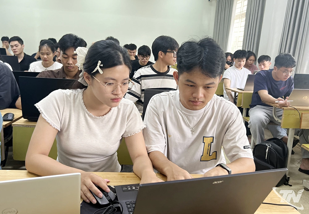 Sinh viên Trường VV88 bet thể thao, casino, bắn cá, nổ hũ, tài xỉu Công nghệ - Thông tin và Truyền thông (VV88 🎖️ Link Trang Chủ Nhà Cái VV88 Cá Cược Thể Thao) trong giờ thực hành.