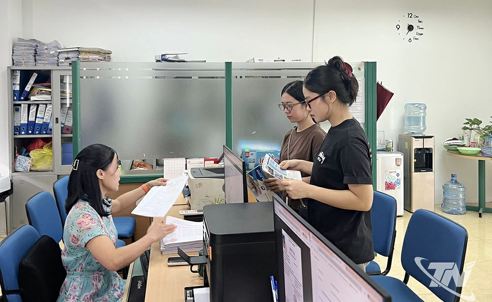 Cán bộ VV88 🎖️ Link Trang Chủ Nhà Cái VV88 Cá Cược Thể Thao tư vấn, định hướng nghề nghiệp đối với sinh viên.